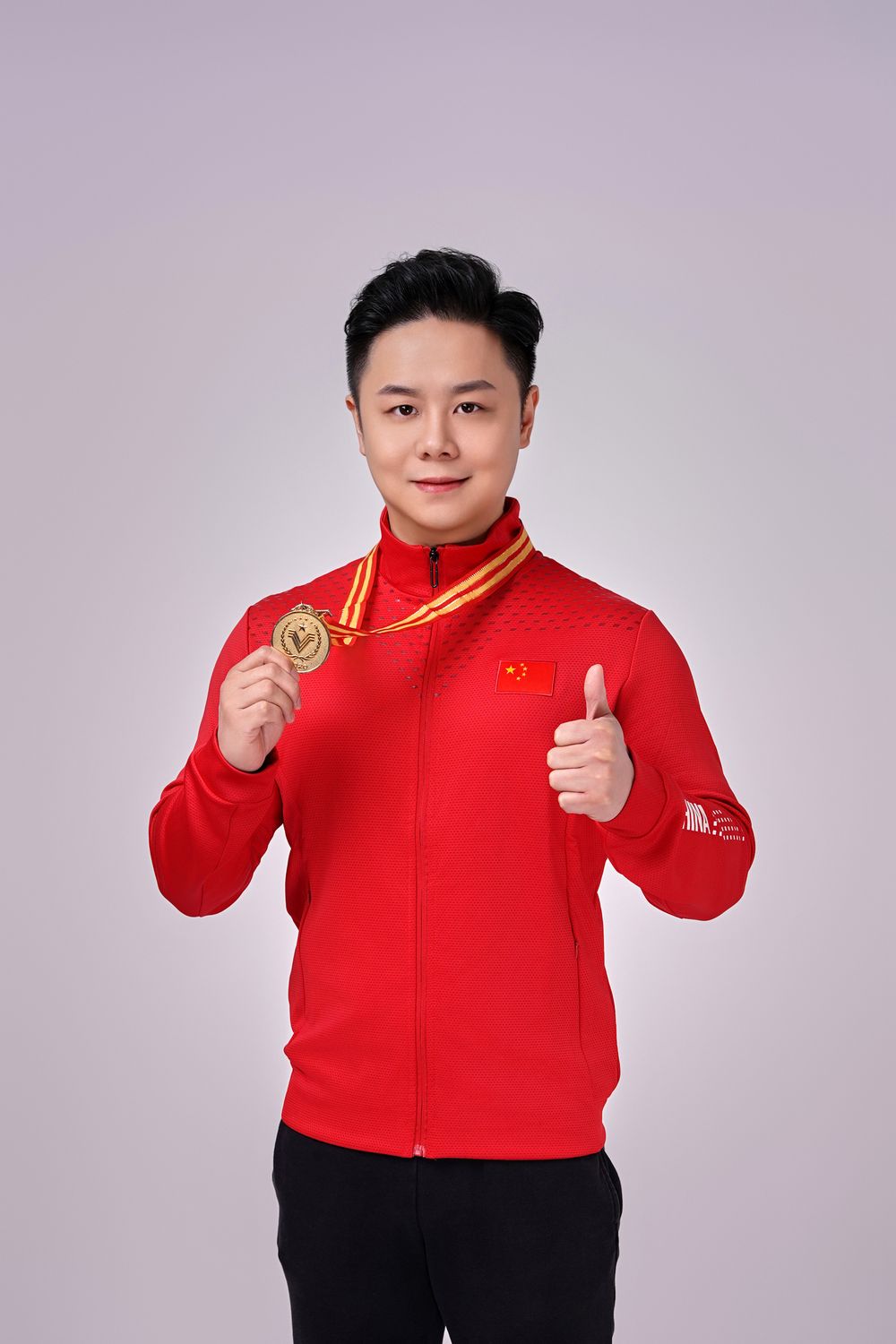华铁鹰形象照
